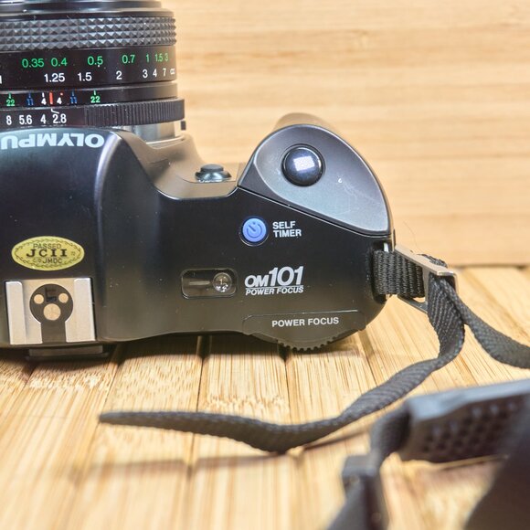 Vintage Olympus OM101 SLR 35mm Film Camera, Vivitar f/2.8 28mm Wide Angle Lens - Picture 4 of 10